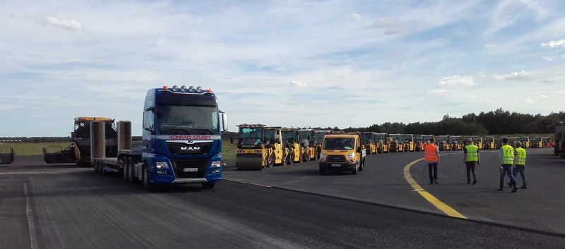 Schwertransporte_Strassenfertiger_Flughafen_Koeln-Bonn_Spedition-Konrad-Sturm-Neuss